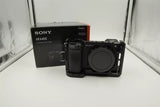 Sony A6400 24.2 MP APS-C VERY LOW SHUTTER!! Cage included! Video Camera